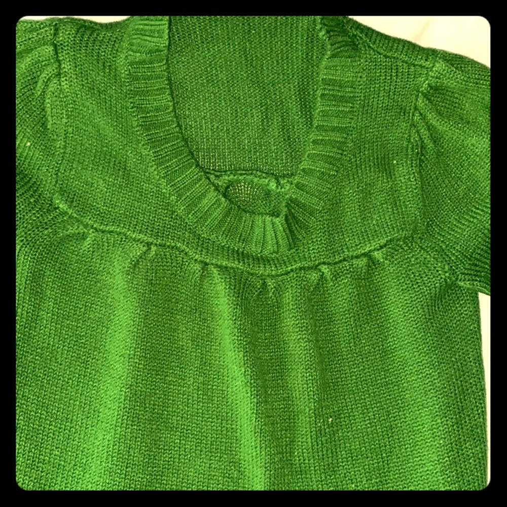 Short sleeve sweater top.